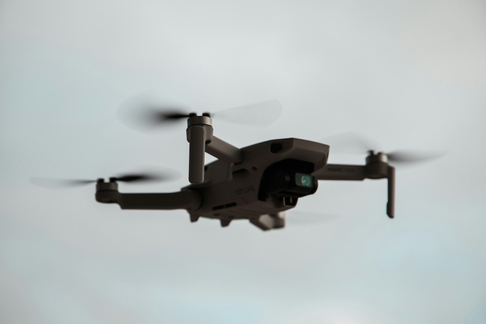 Uçuş hâlindeki kameralı drone, yakın plan
