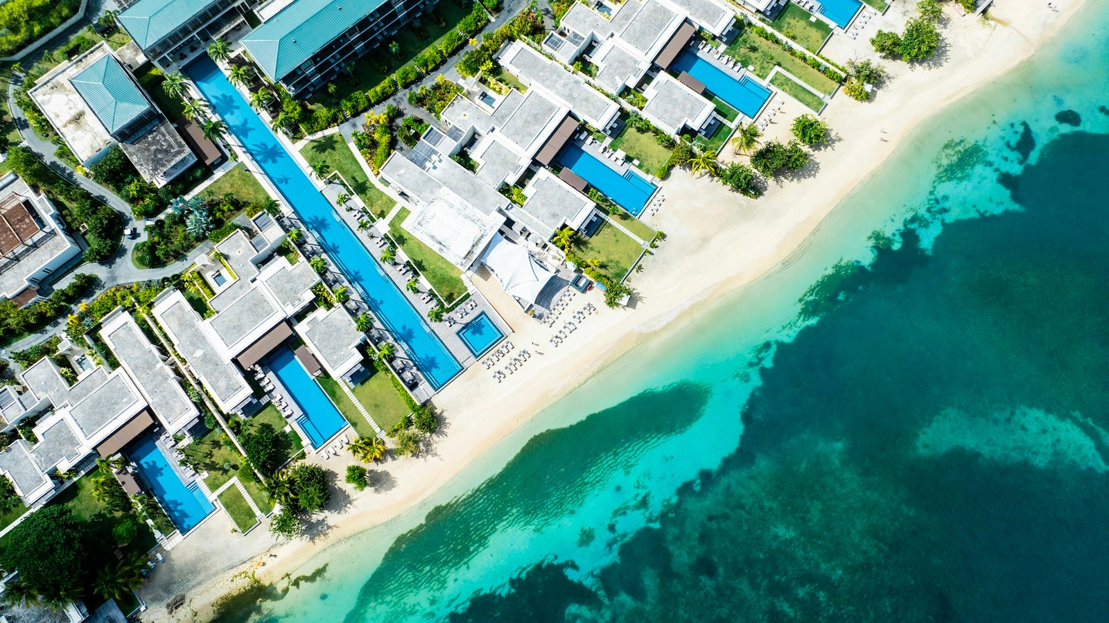 Sahildeki otel ve tatil köyünün havadan görünümü